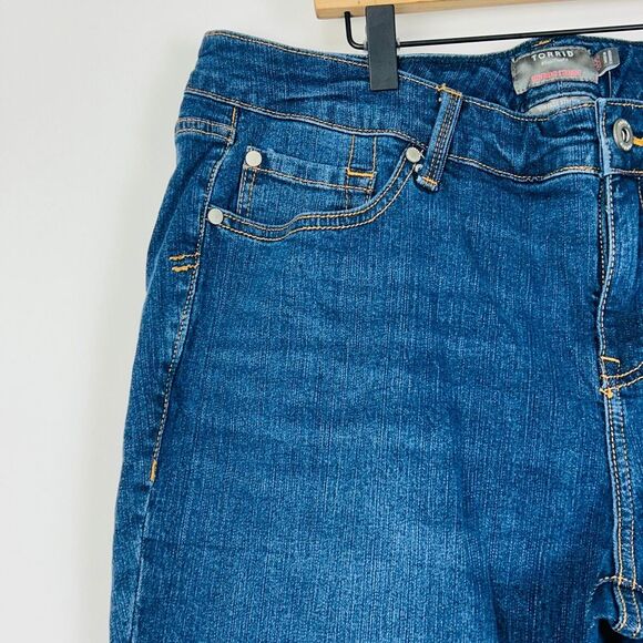 NWT Torrid Size 16 Boyfriend Straight Jeans Stretch Mid Rise Med-Dark Wash Short - Picture 5 of 15